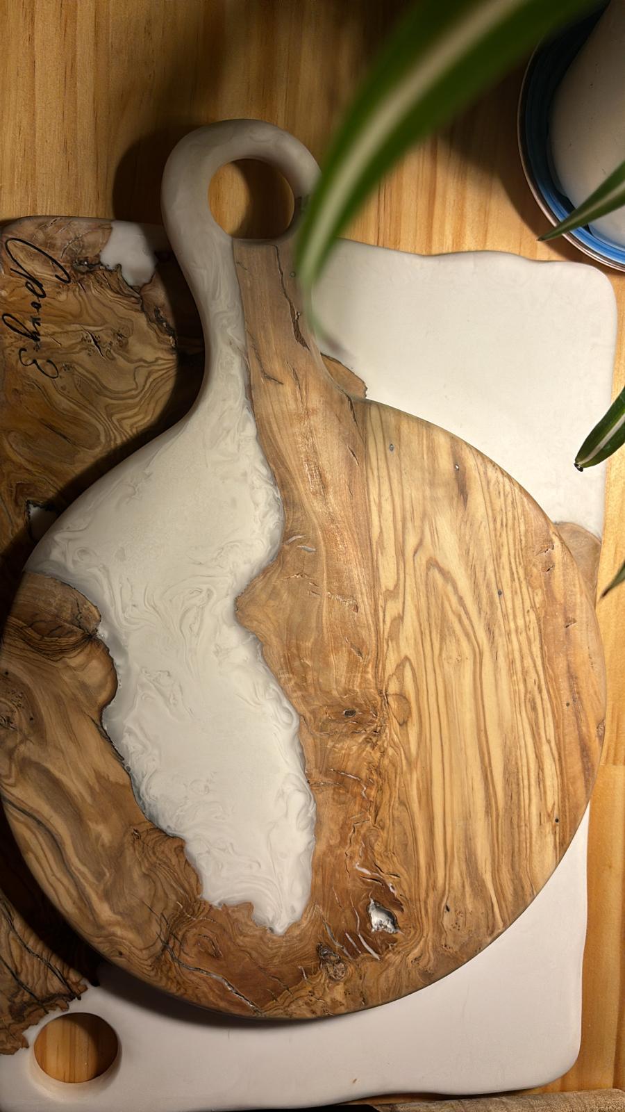 Tabla redonda de olivo y resina blanca – Edición Ibiza